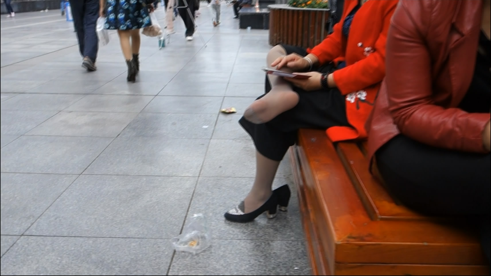 Unconcerned and relaxed using a nylon feet